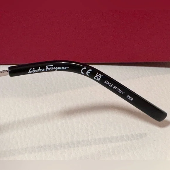 FERRAGAMO unisex sunglasses, NWT - Picture 7 of 15